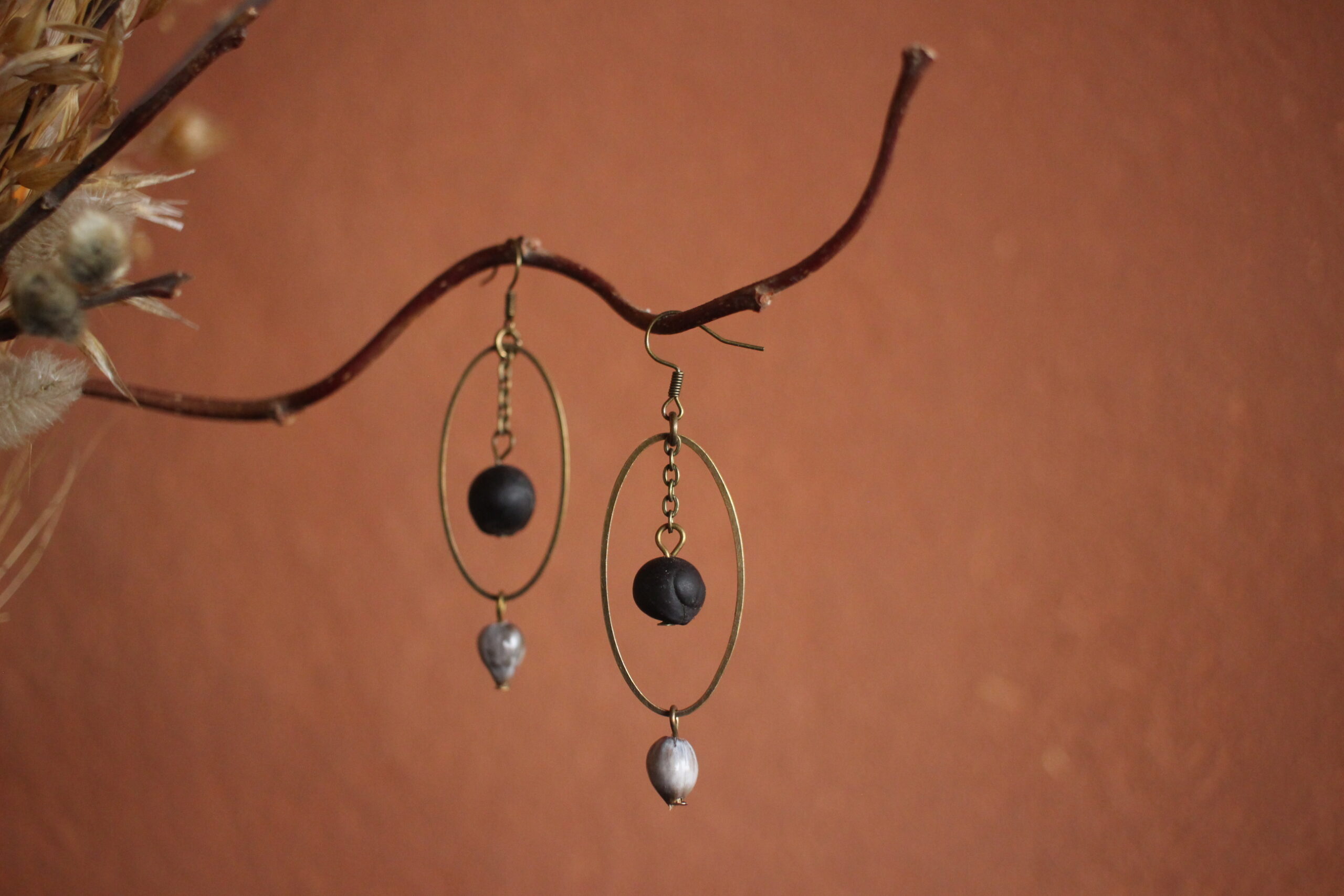 Boucles d'oreilles Ovale noire et job