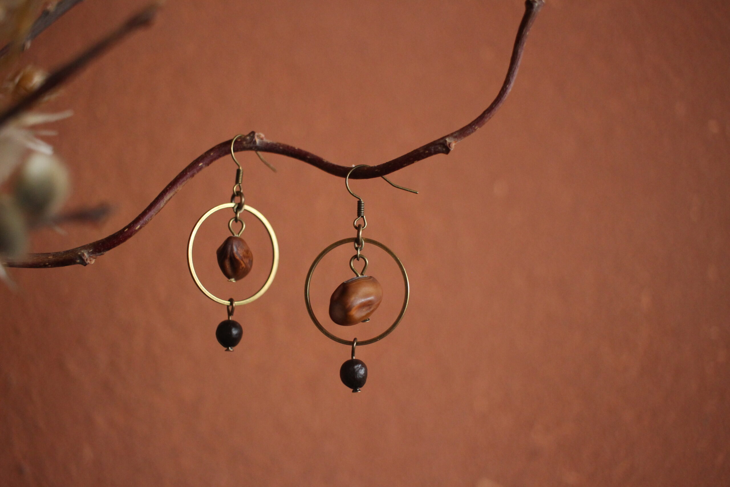 Boucles d'oreilles Rond marron et noir – Image 3