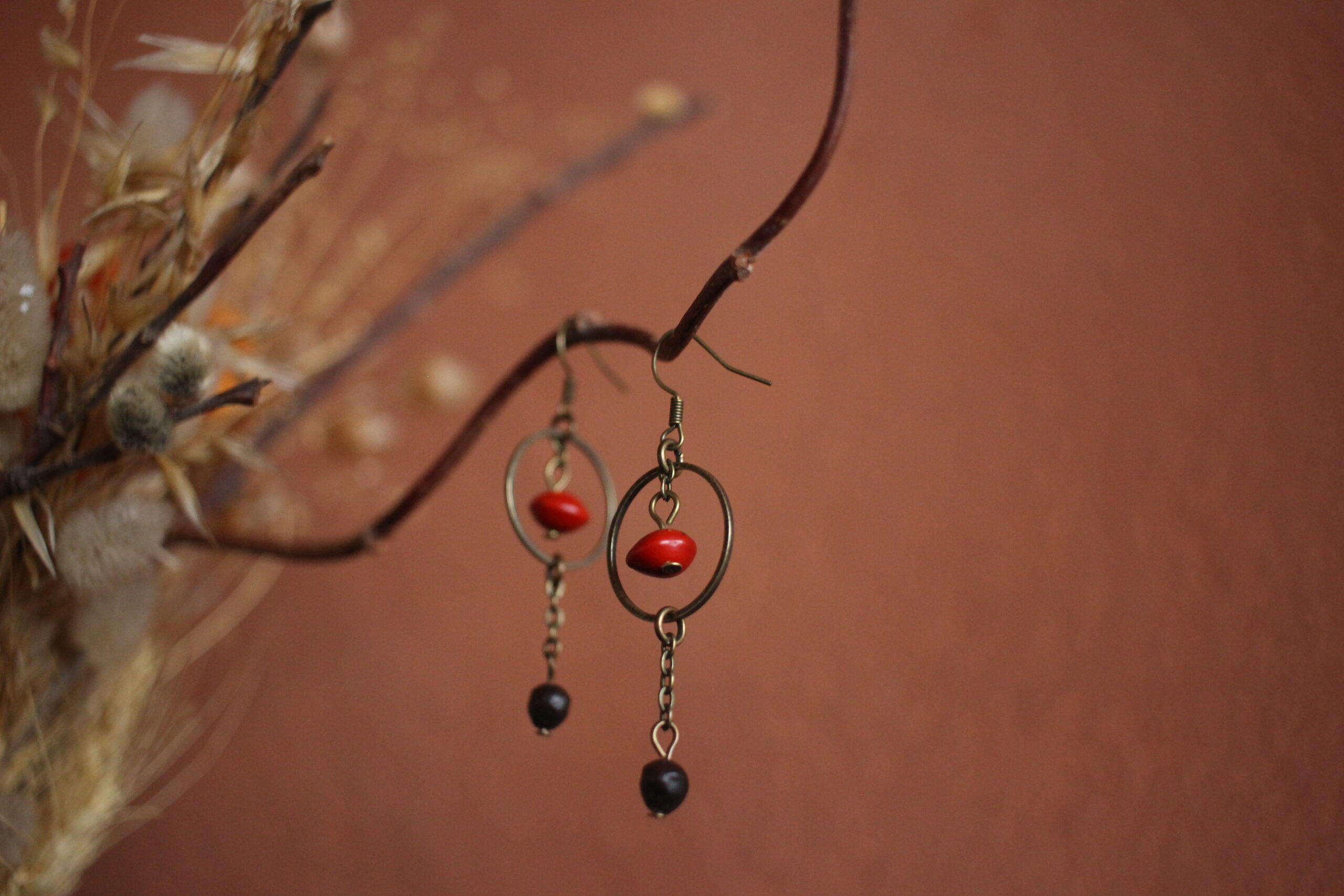 Boucles d'oreilles Petit rond rouge et graine de Savonnier de Chine – Image 6