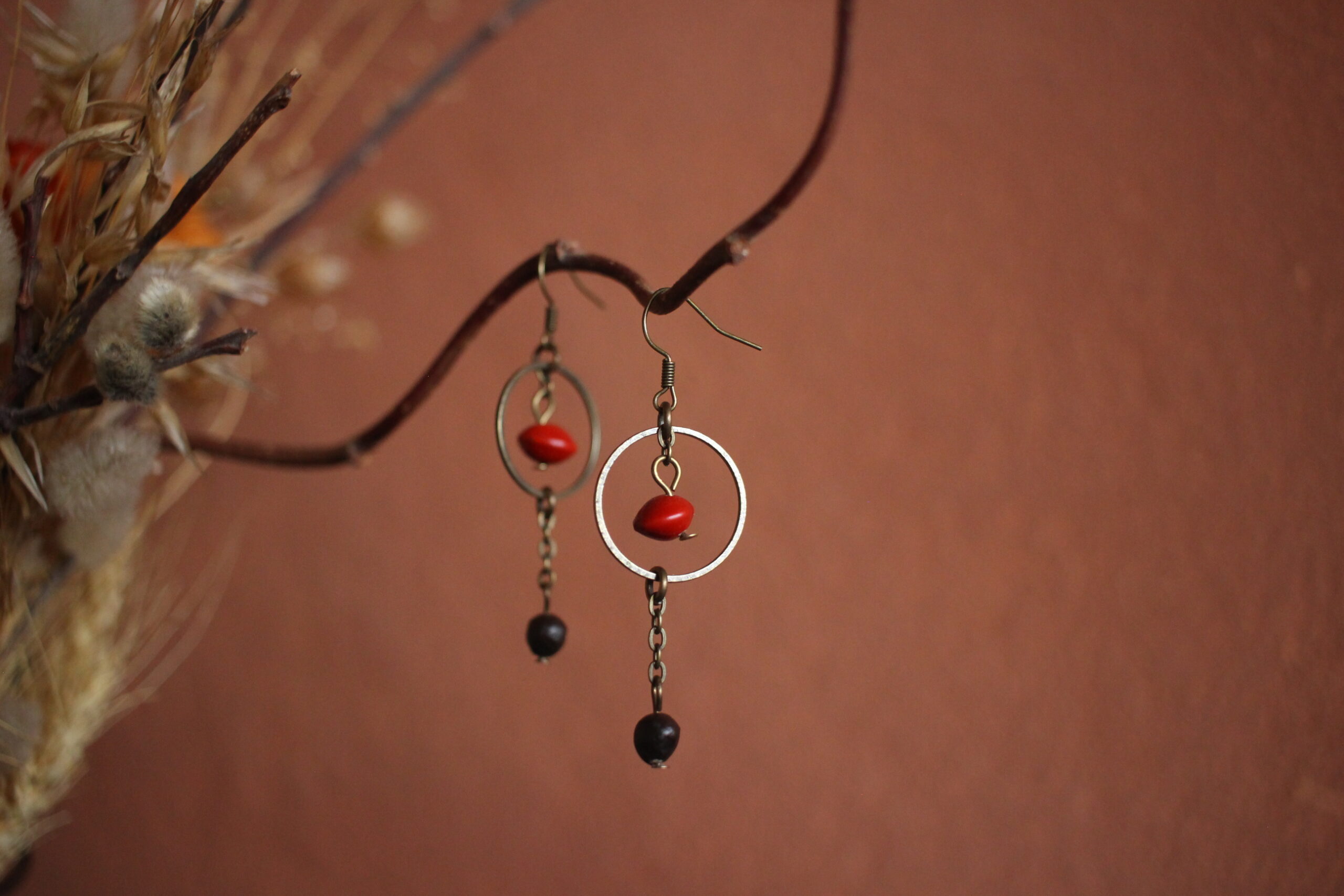 Boucles d'oreilles Petit rond rouge et graine de Savonnier de Chine – Image 2