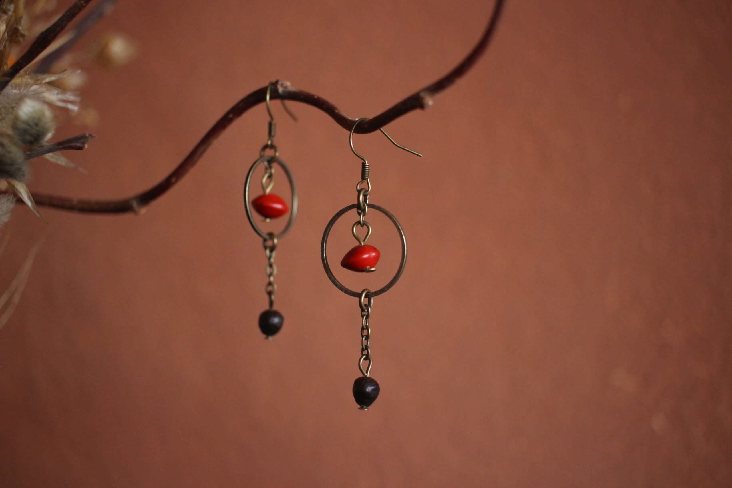 Boucles d'oreilles Petit rond rouge et graine de Savonnier de Chine – Image 4